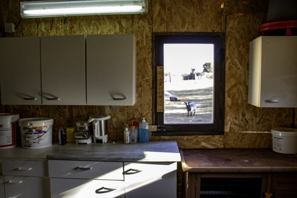 Intérieur d'un local du refuge Altervita, avec fenêtre et placards en bois